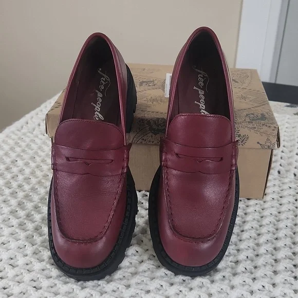 Free people Lyra lug sole Loafer design in a smooth, buttery leather and bumped- - Picture 3 of 7